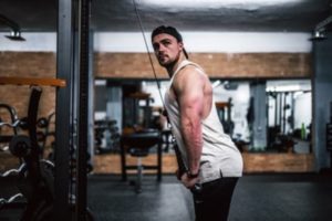 筋トレ歴1年半でベンチプレス100kg達成 見た目の変化やメニューを紹介 3号室